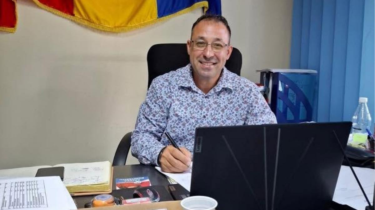 primarul psd de la grindu s a dat singur in judecata ca sa si mareasca salariul