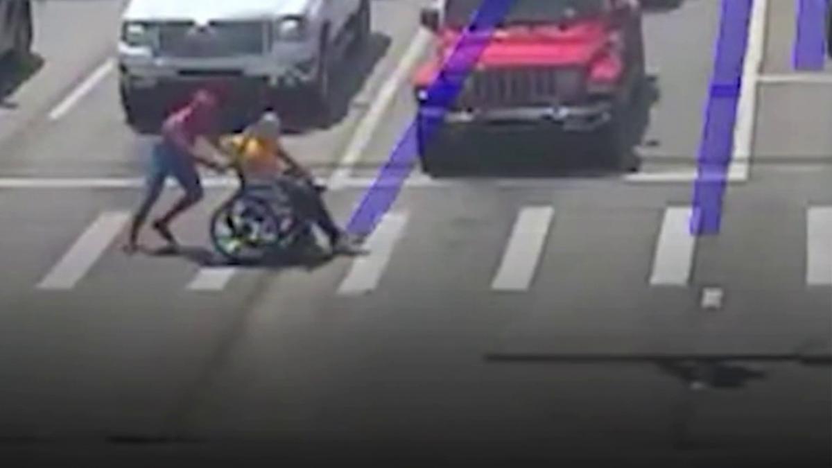 spiderman a ajutat un barbat in scaun cu rotile sa traverseze strada