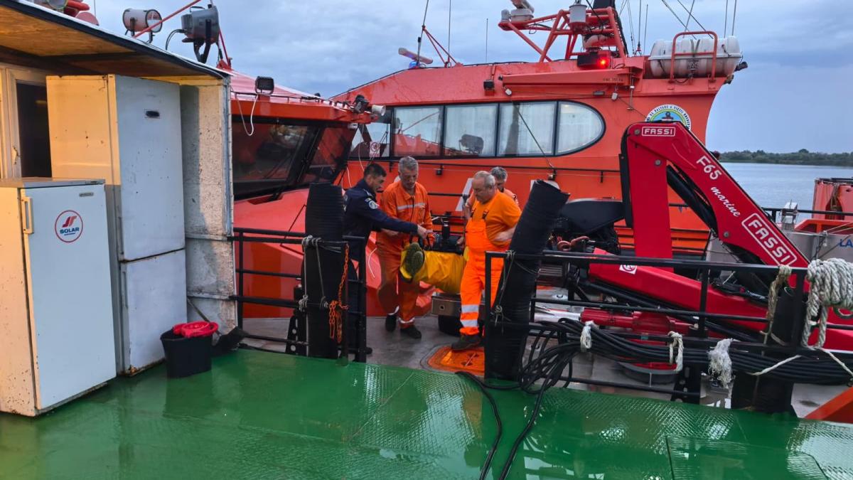 unul dintre marinarii raniti in incendiul de pe nava gas lisbon a murit la spital