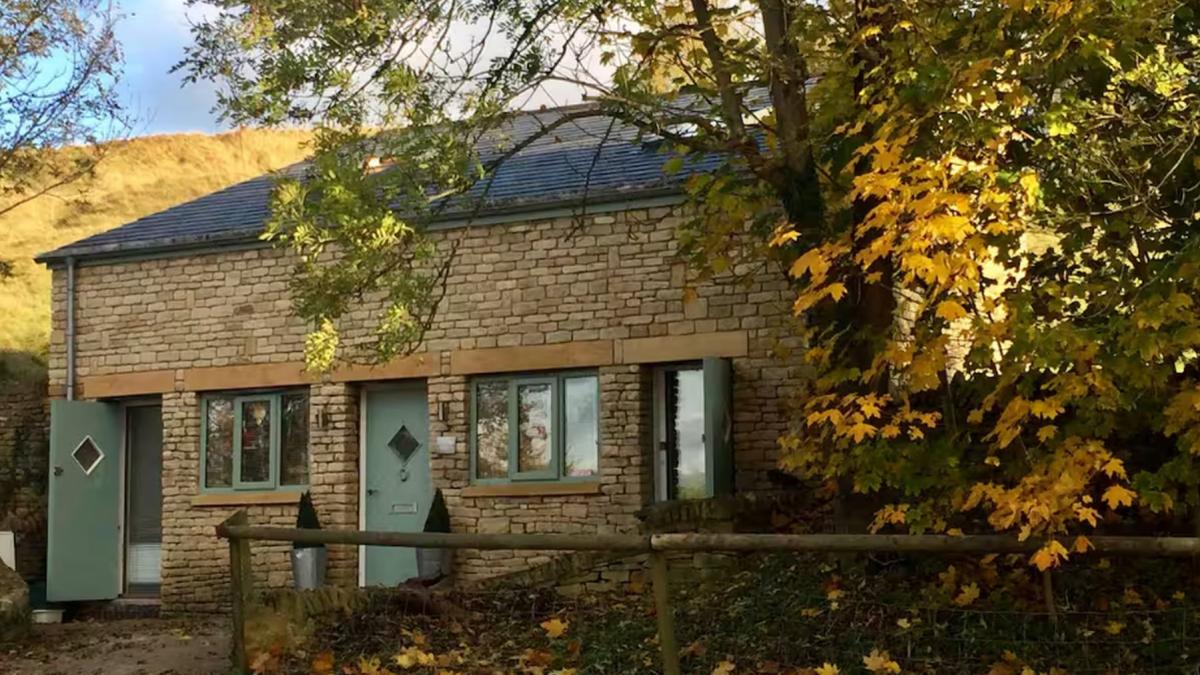 a cumparat o toaleta publica abandonata cu 35 000 de euro iar acum o vinde cu aproape 300 000 ce se ascunde in spatele usilor