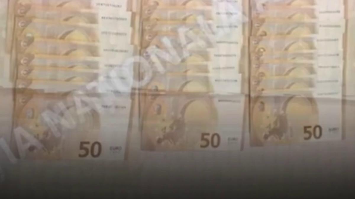 ce acuzatii aduce dna la adresa celor trei directori romarm retinuti imagini cu teancurile de bani gasite la perchezitii