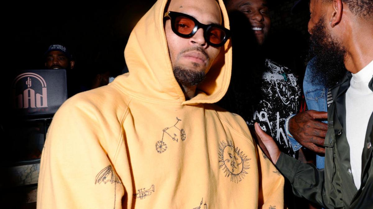 chris brown pledeaza vinovat dupa acuzatii de agresiune intr un club de noapte din londra cantaretul risca 3 ani de inchisoare