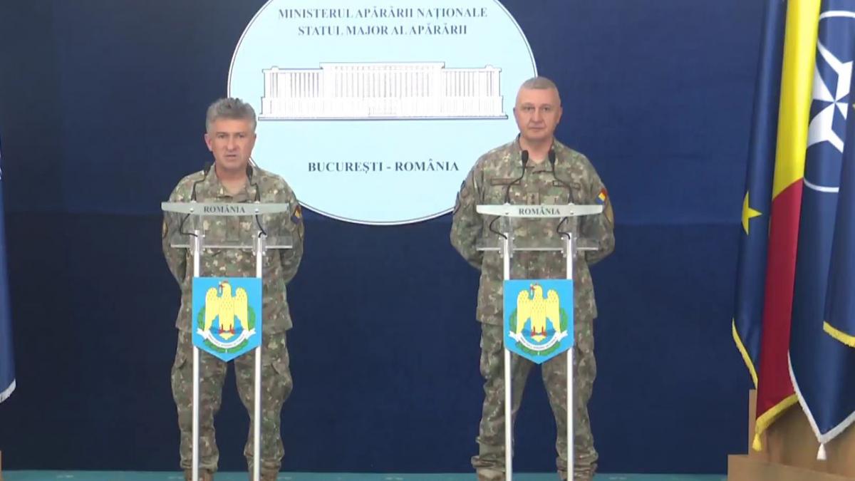 poza in care apar Generalul de brigadă Gheorghe Maxim, locţiitorul comandantului Comandamentului Forţelor Întrunite, şi generalul Vlad Gheorghiţă, şeful Statului Major al Apărării