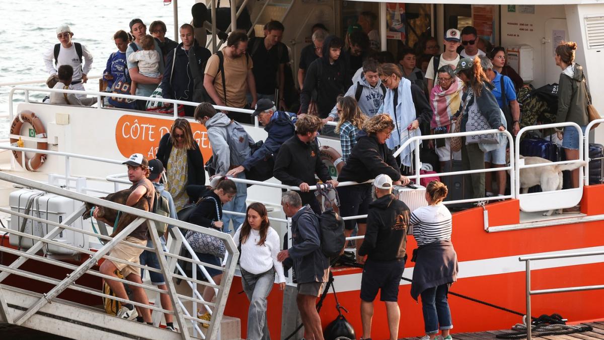 oamenii fug cu barcile din peninsula cap ferret amenintata de incendiile din franta prefectul a ordonat faza finala a evacuarii