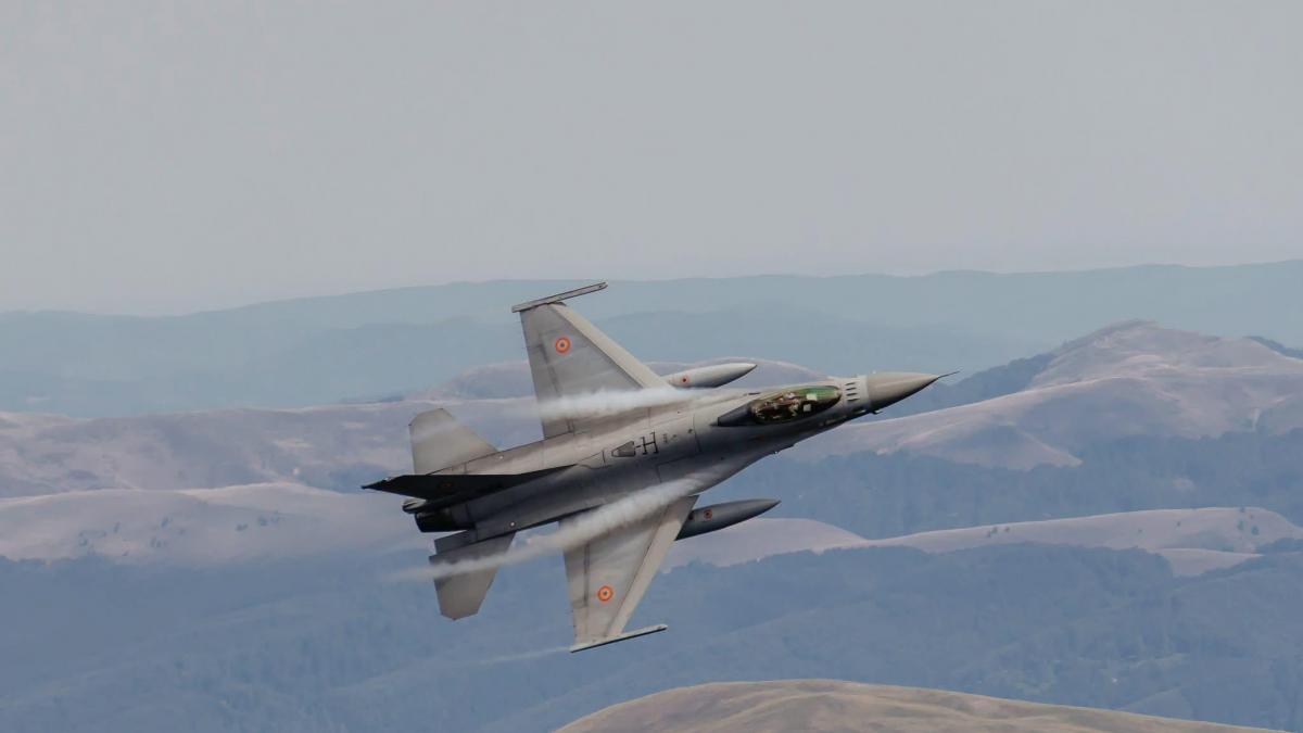 aeronava f-16