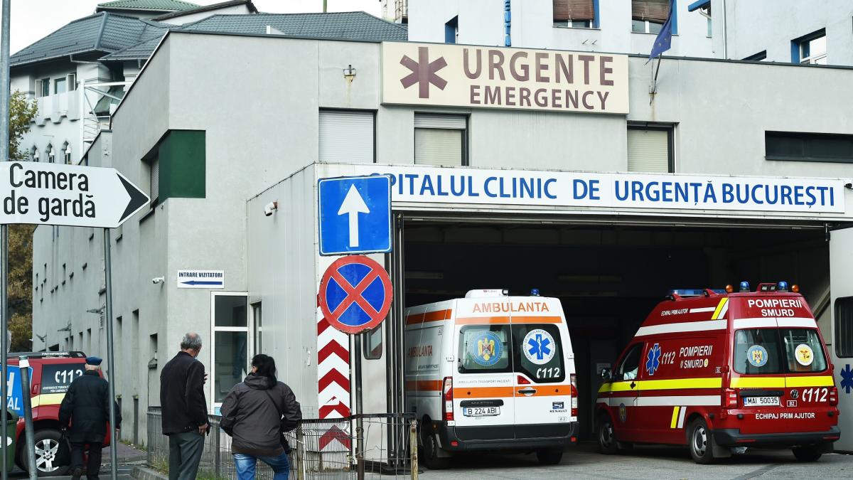 poza in care apar ambulanţe şi vizitatori în faţa Spitalului Clinic de Urgenţă Bucureşti – Floreasca. Sursa foto: Agerpres