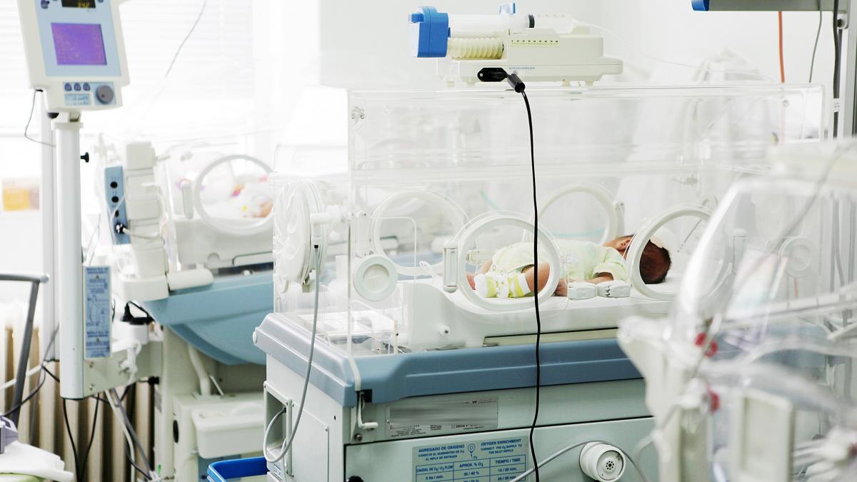 poza in care apare un nou-nascut intr-o sectie de Terapie Intensivă Neonatală