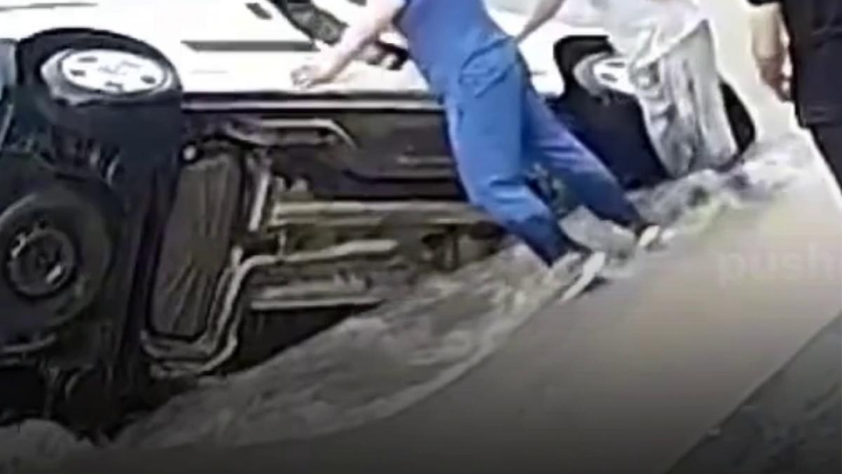 inundatii in ankara o masina inghitita de asfalt dupa prabusirea drumului