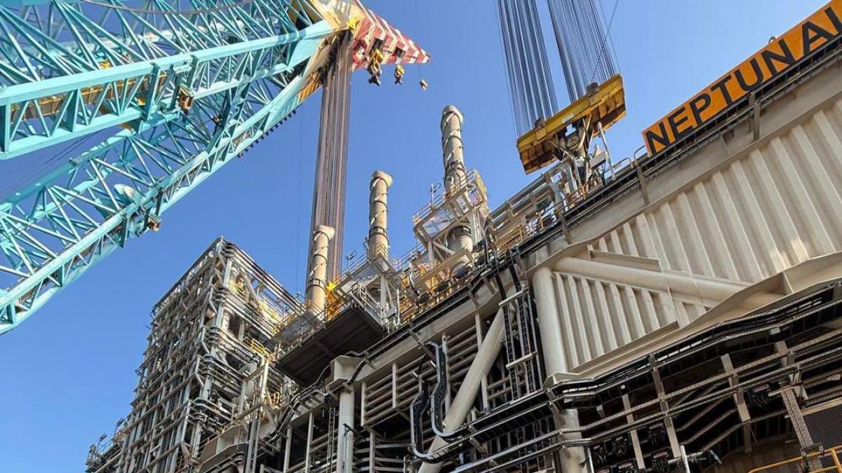 platforma de productie neptun alpha a fost instalata in marea neagra conducta de 160 de kilometri pana la tarm e finalizata