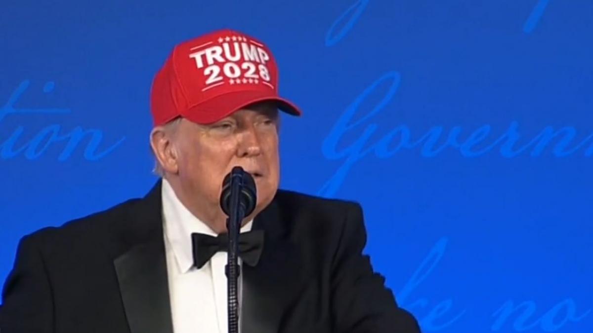 presedintele sua a aparut cu o sapca trump 2028 a spus ca vrea 4 mandate si i a avertizat pe ziaristi dupa ce plec veti fi faliti