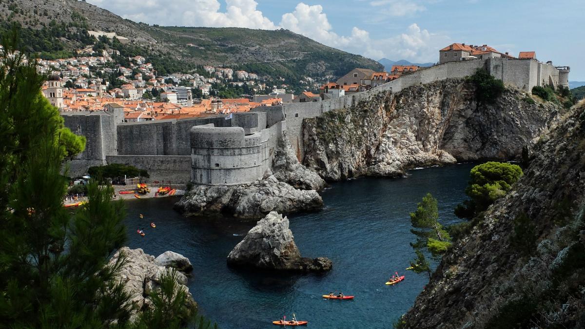 destinatia din balcani preferata de multi romani pentru vacante a devenit mai scumpa decat spania si grecia isi pierde avantajul
