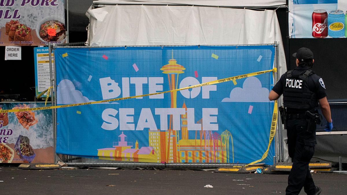 atac armat la seattle la un festival culinar langa faimosul space needle doi oameni au fost ucisi si patru raniti inclusiv un copil