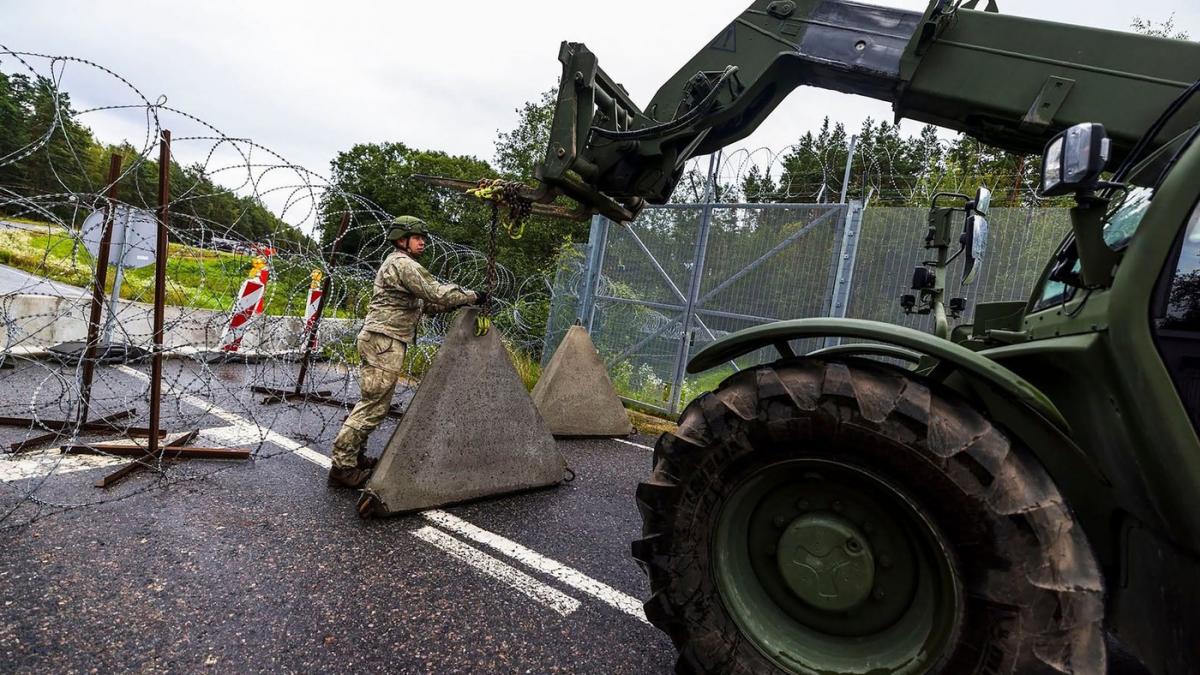 soldat și o macara care pune dinți de dragon la granița lituaniană
