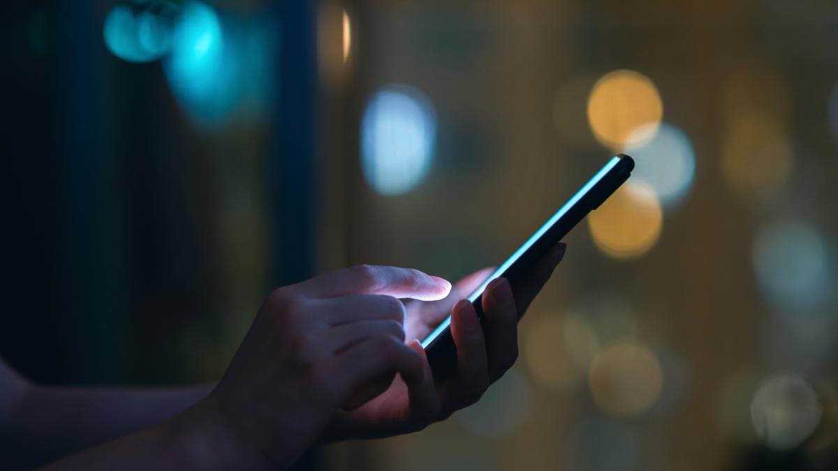 barbat care tasteaza pe telefon