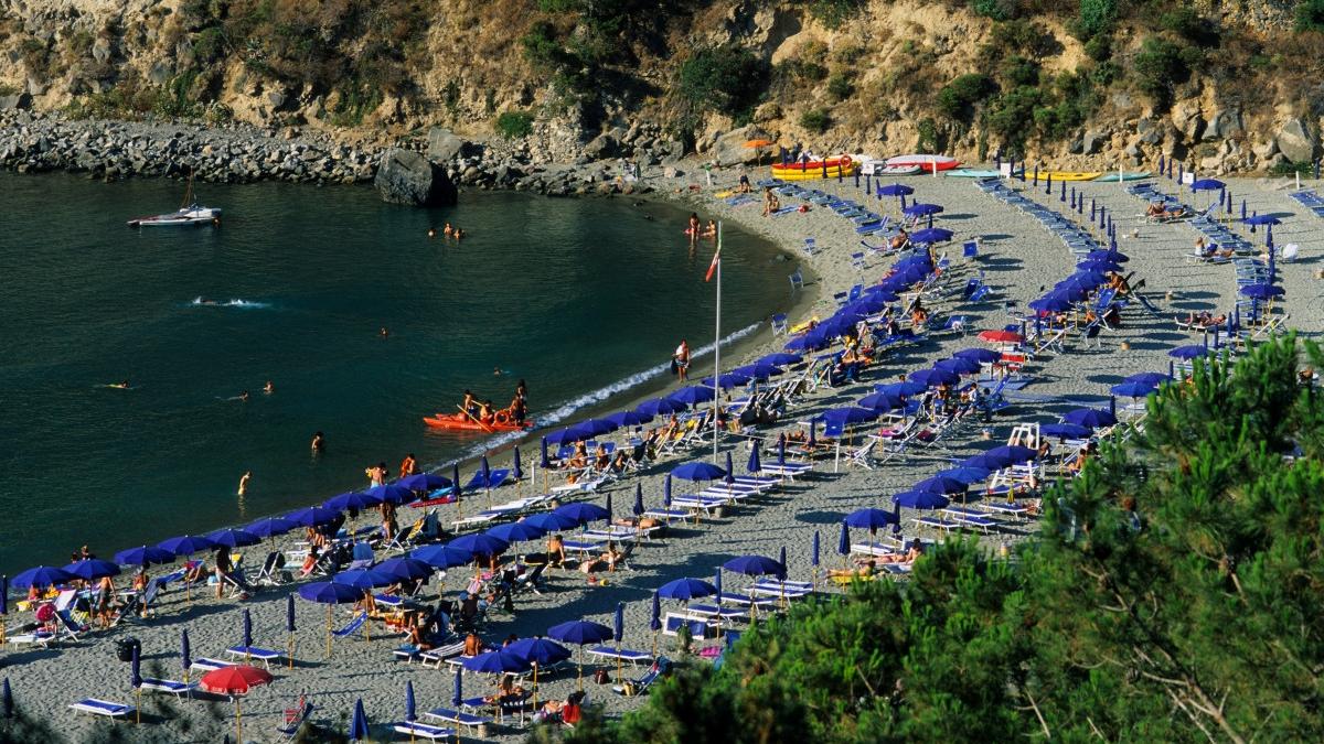 a fost descindere in zori la napoli impotriva smecherilor cu umbrele care rezerva peste noapte locuri pe plaja