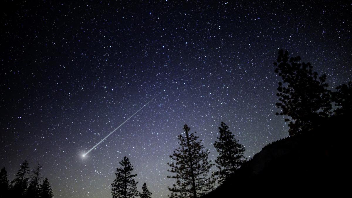 meteorit pe cerul nopții