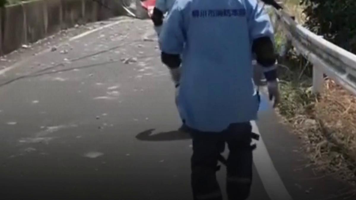 dezastru in japonia dupa cutremurul de 7 1 case si drumuri distruse si zeci de raniti un mall s a prabusit oamenii au ramas blocati