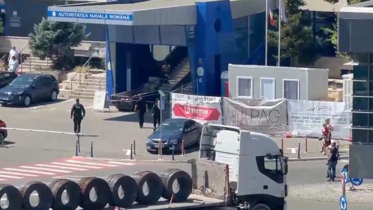 evacuare in portul constanta toate manevrele pentru nave au fost suspendate la fata locului sunt echipaje antitero si isu