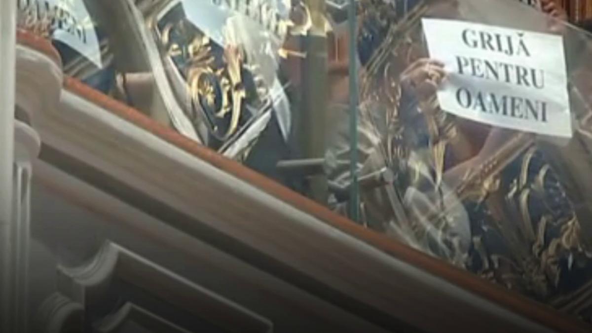 fara noi sistemul se opreste a doua zi de greva generala in spitale mai multi medici s au dus cu pancarte in plenul parlamentului