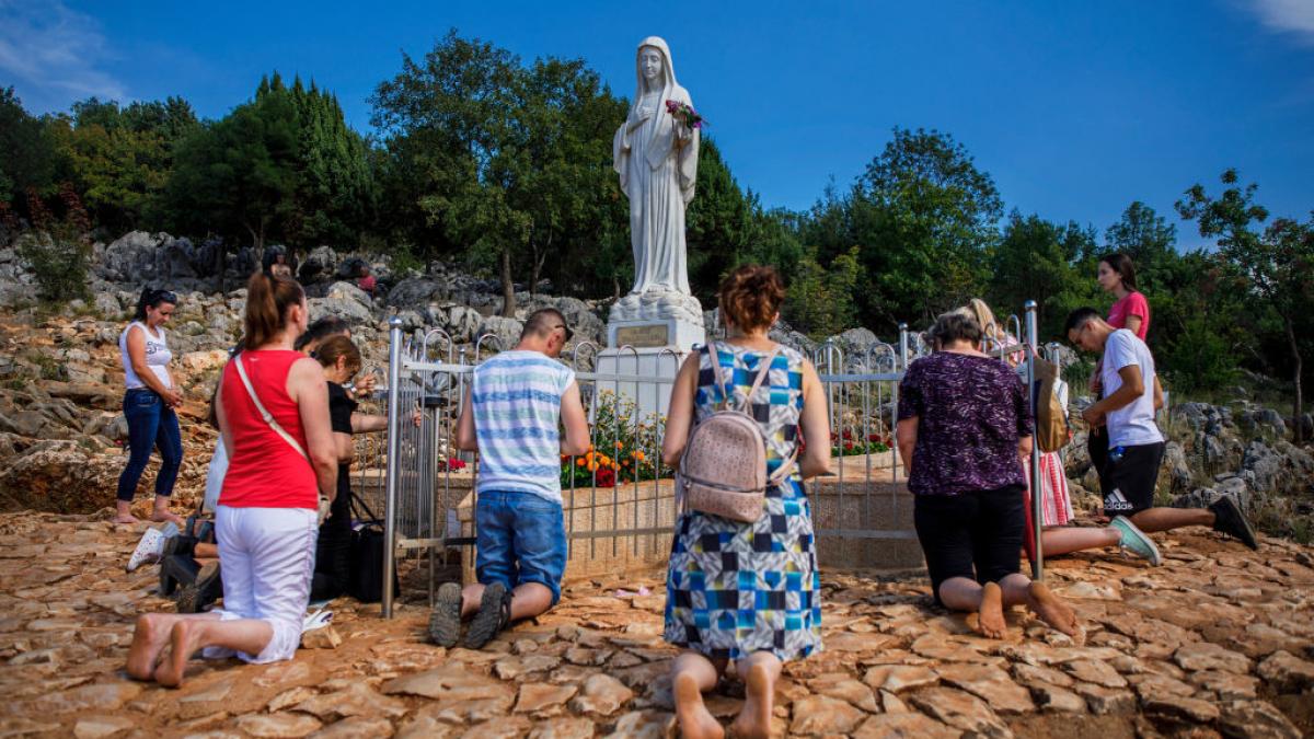 furie in bosnia statuia fecioarei maria din medjugorje a fost desfigurata si incendiata diavolul in fusta