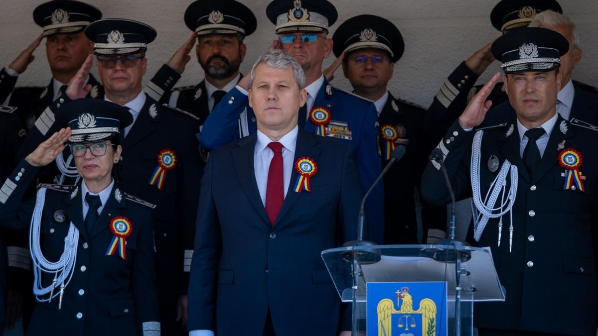 predoiu mesaj pentru absolventii promotiei constantin brancusi a academiei de politie sa luptati in fiecare moment