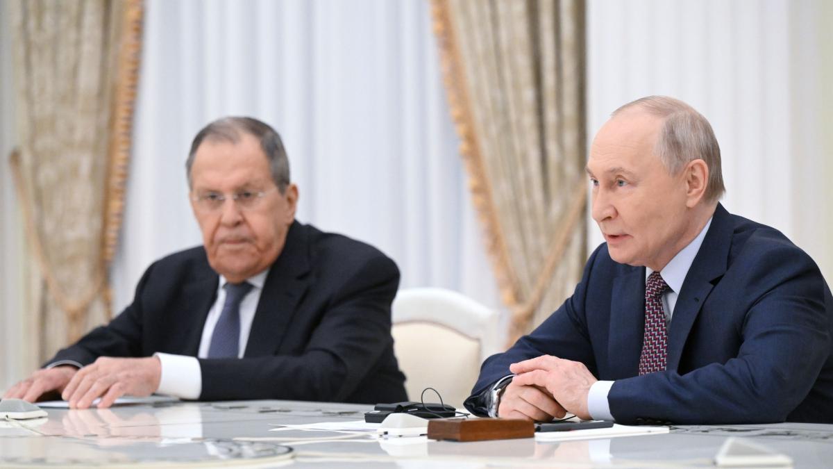 serghei lavrov si vladimir putin , asezati la masa