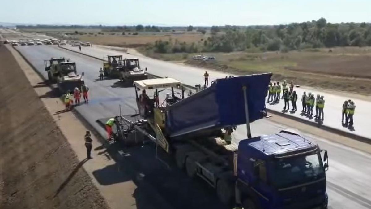 turnarea asfaltului pe autostrada a13