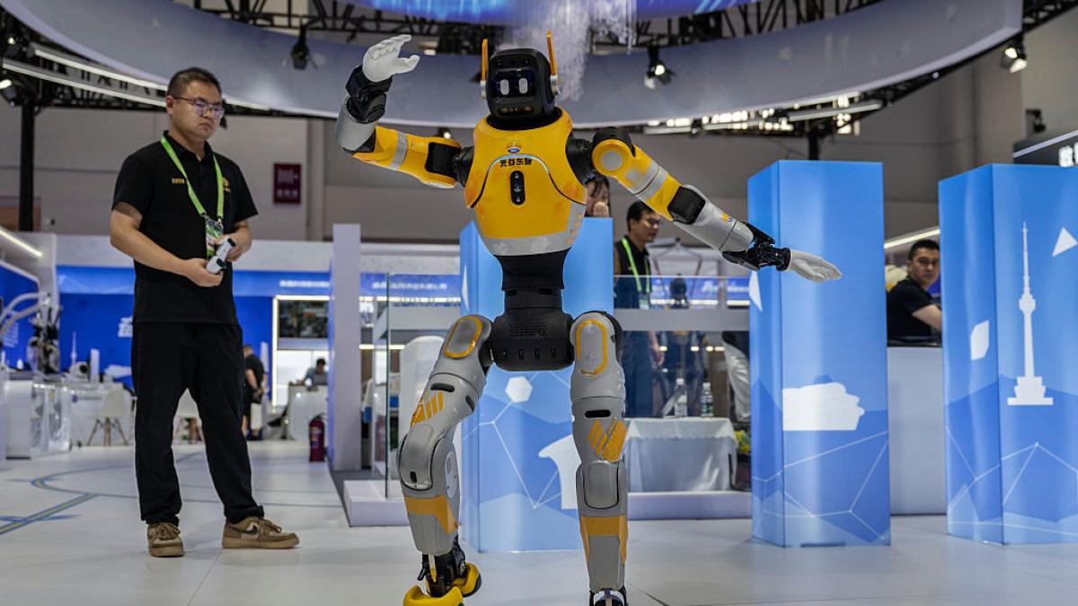 robot umanoid chinez la un show