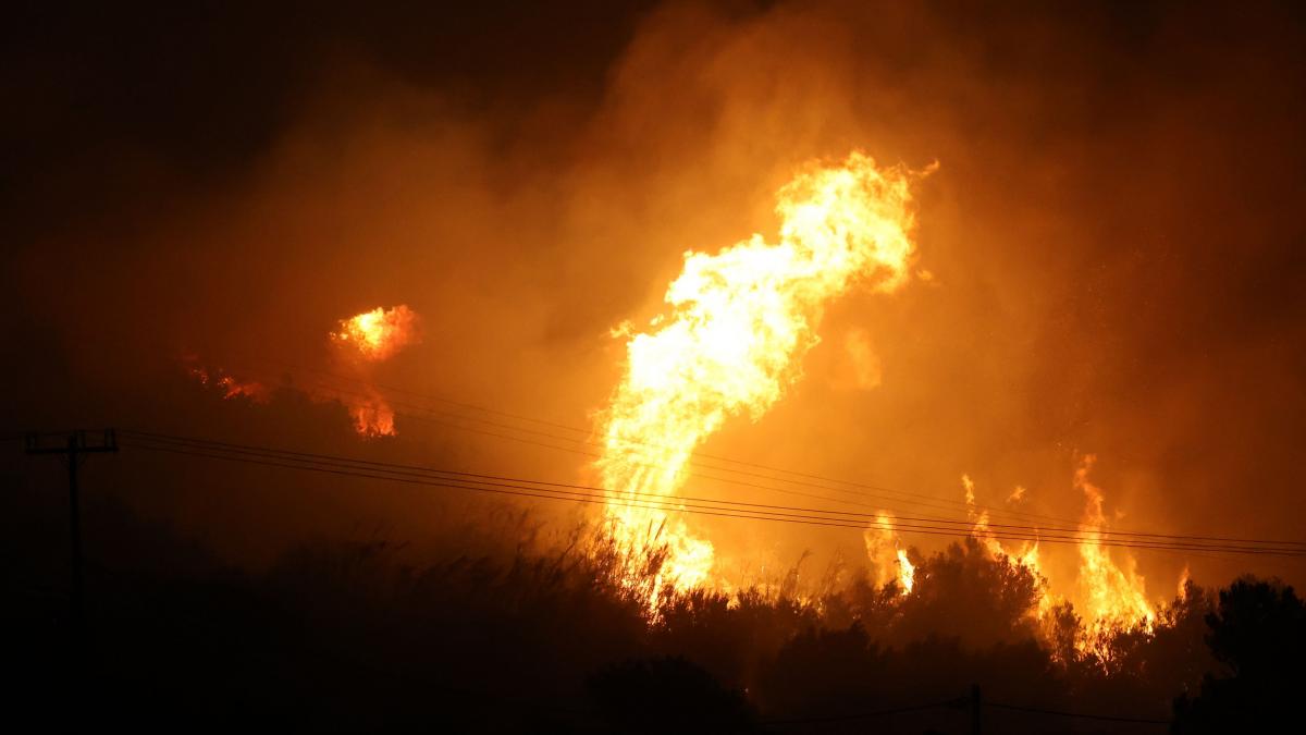 haos in creta din cauza incendiilor flacarile au izolat satele turistice 8 000 de oameni evacuati turistii cazati in sali de sport