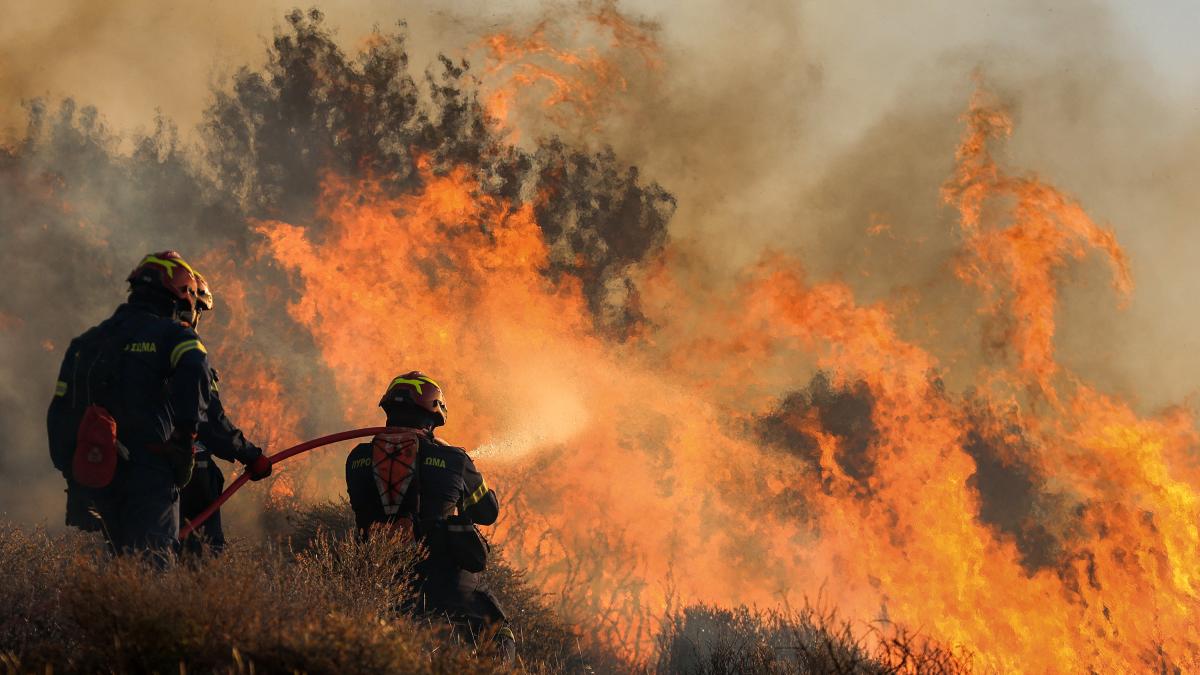 incendii devastatoare in creta si peninsula peloponez trei pompieri greci au murit in timp ce incercau sa stinga flacarile