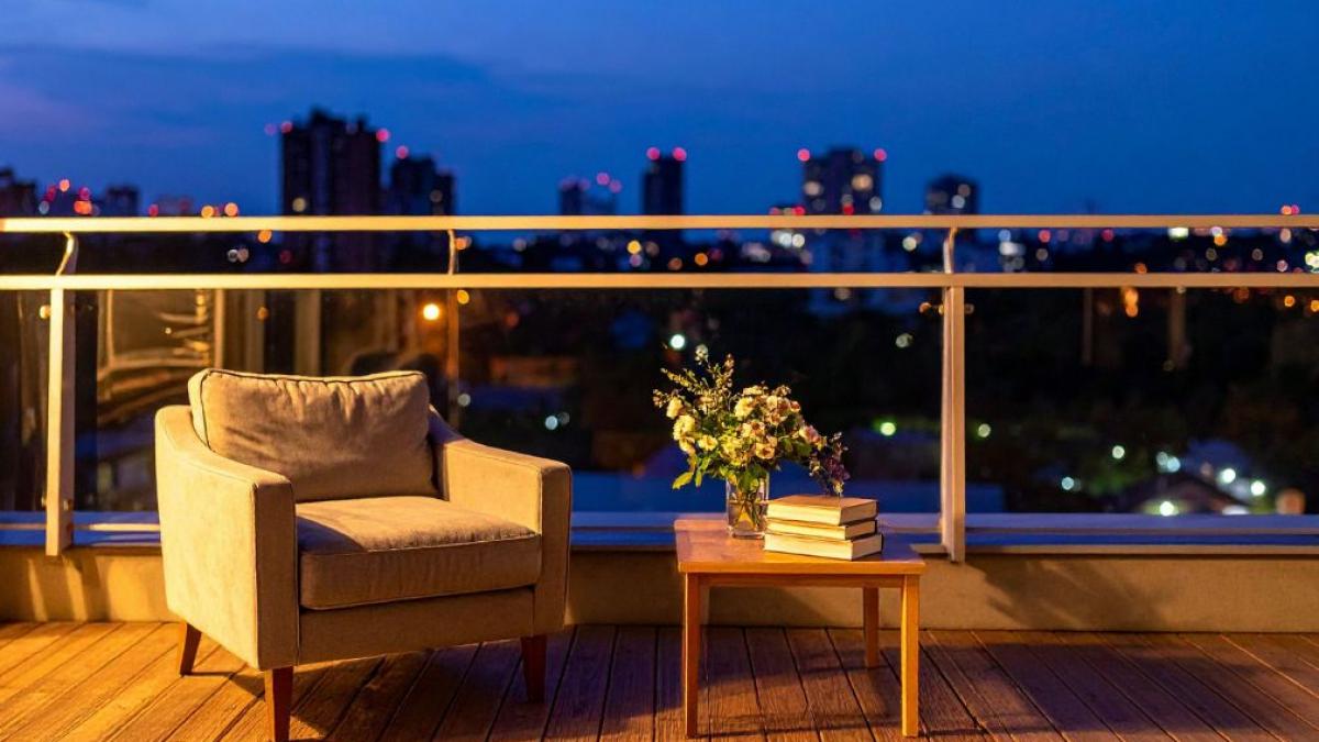 balcon-amenajat-cu-scaun-si-masuta-in-oras