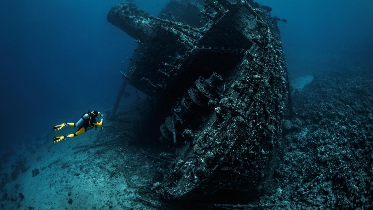 pe fundul oceanelor se afla 8 500 de epave uitate din al doilea razboi mondial multe inca pline cu petrol cantitatea totala e uriasa