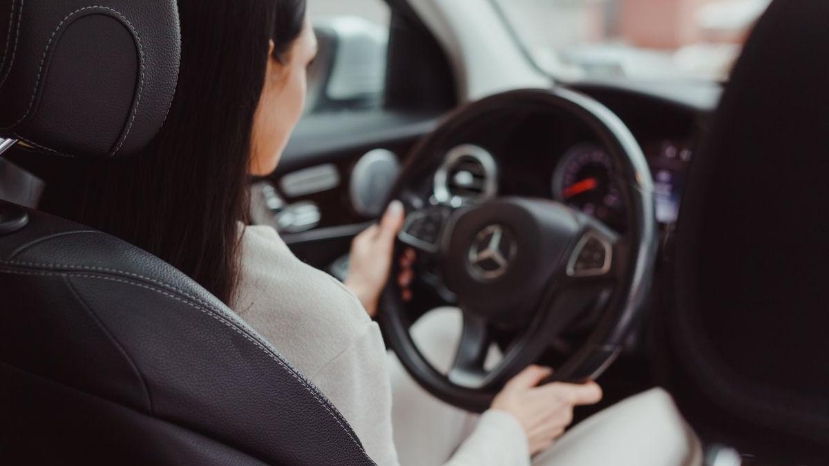 femeie-la-volanul-unei-masini-mercedes-benz