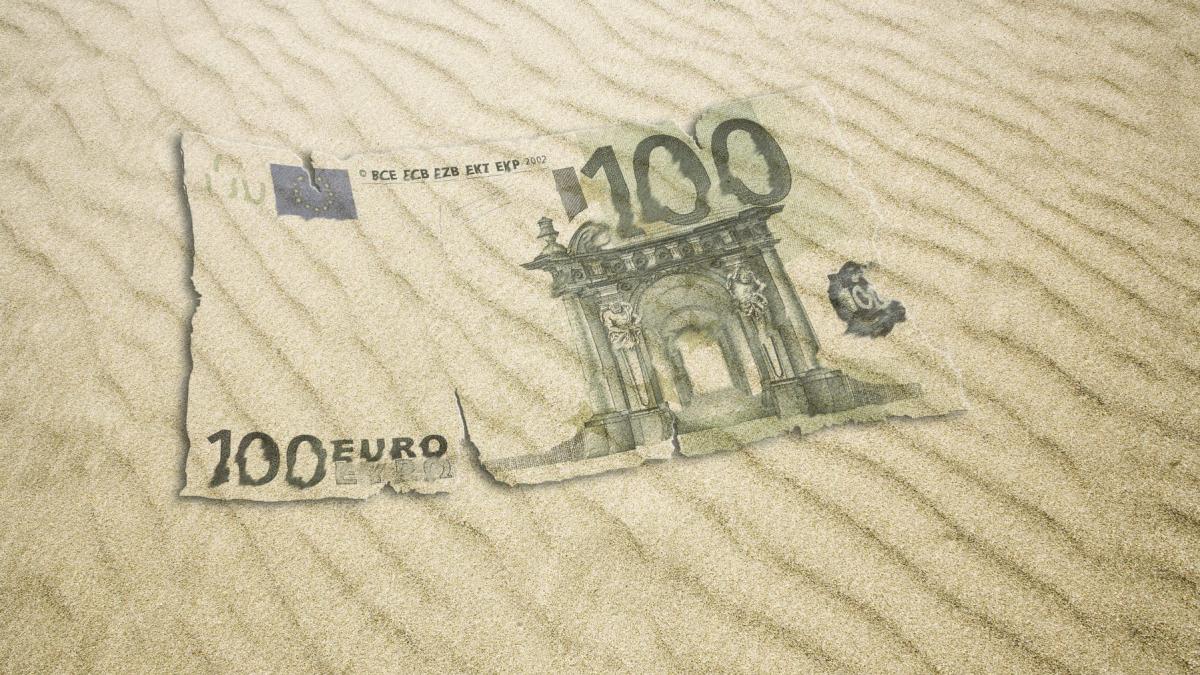 700 000 au fost aruncati in mare in italia turistii s au repezit sa adune bancnotele ajunse pe plaja