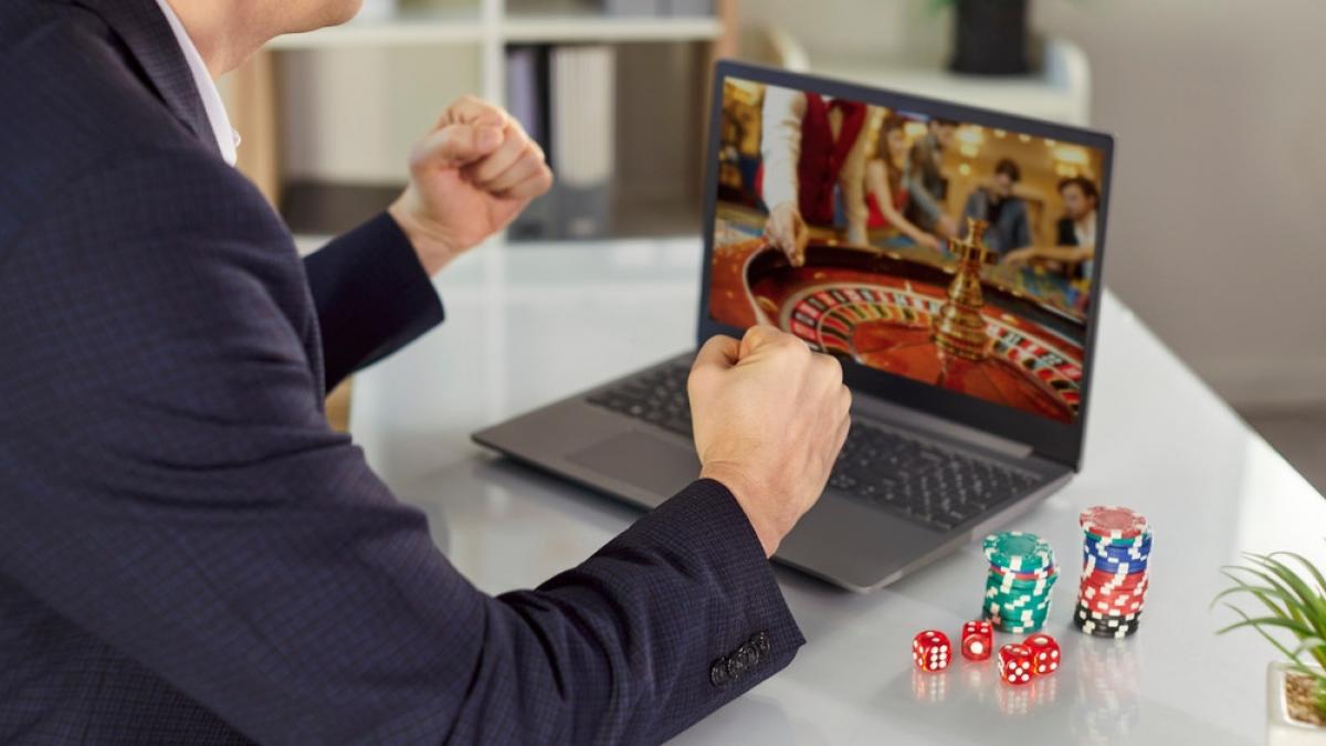 jucator de ruleta live pe laptop 