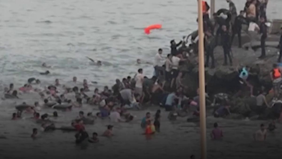 peste 49 000 de migranti au intrat cu forta in exclava spaniola ceuta in doar 24 de ore 19 oameni au murit