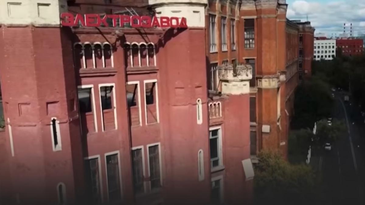 protest rar la moscova rusii au iesi in strada sa apere cladirea in care urss fabrica lampile pentru stelele rosii de pe kremlin