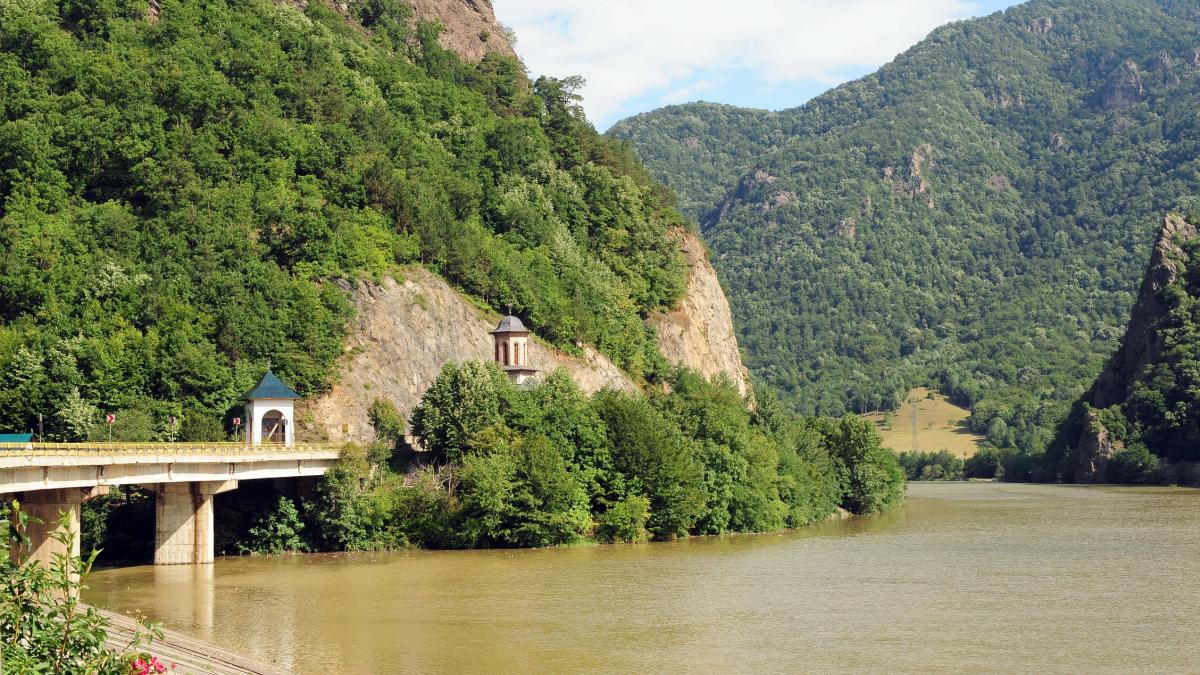 restrictiile de circulatie de pe valea oltului intre calimanesti si caineni pe dn7 se prelungesc pana la sfarsitul lunii august