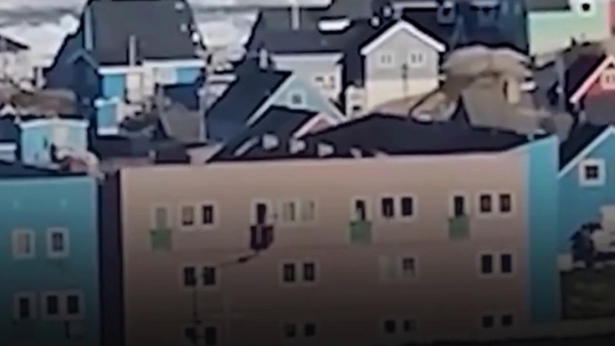 un aisberg urias s a rasturnat in largul groenlandei provocand valuri puternice