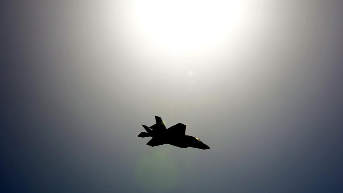 un avion de vanatoare f 35b s a prabusit si a luat foc la o baza militara din california