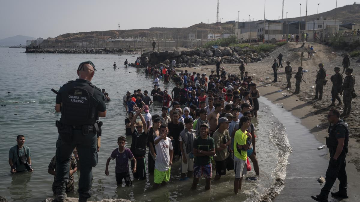 de ce fug oamenii din maroc in spania explicatia crizei de la ceuta