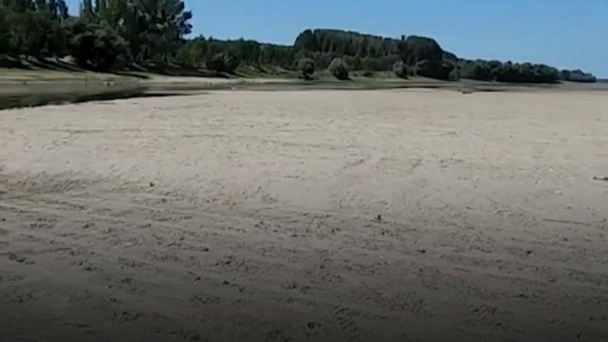 la pas prin mijlocul dunarii pe bratul borcea apele s au retras atat de mult incat fluviul poate fi traversat fara barca