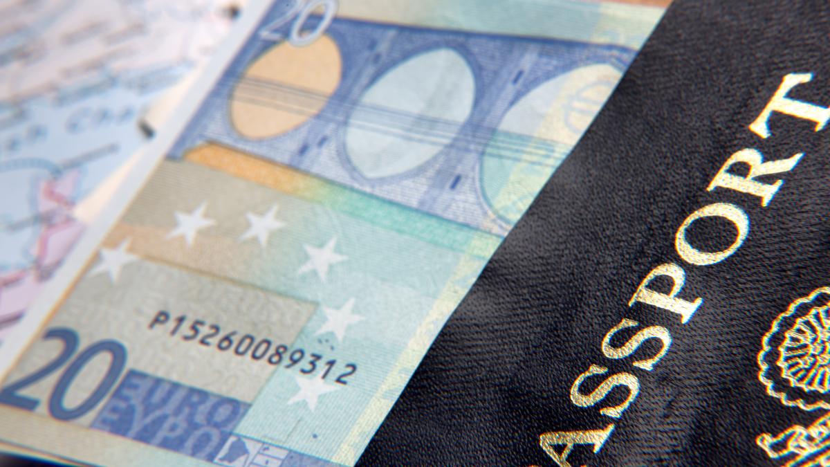 pasaport cu bancnote euro in el