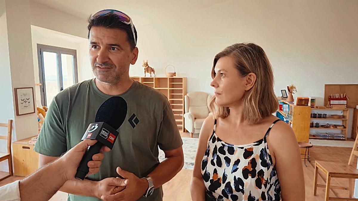 cum au transformat doi romani drama copilului lor intr un model de educatie in spania si au construit un mic turn babel fericit