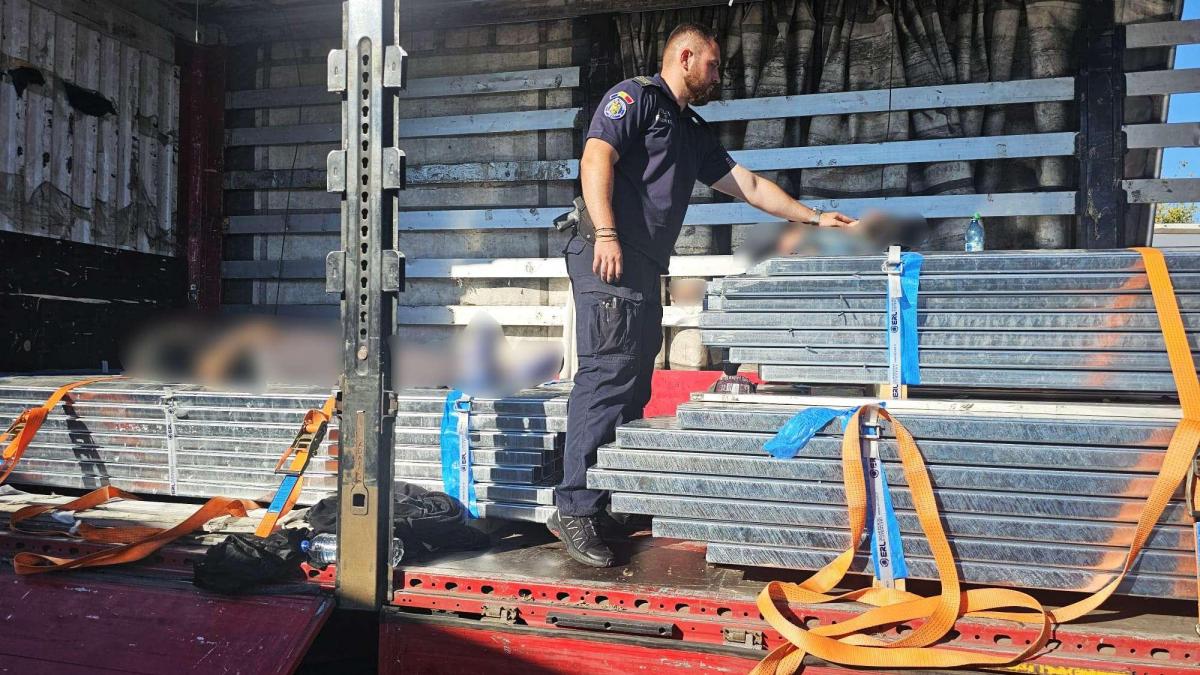 doi marocani au incercat sa intre ilegal in romania au taiat prelata unui tir si au fost gasiti inconstienti