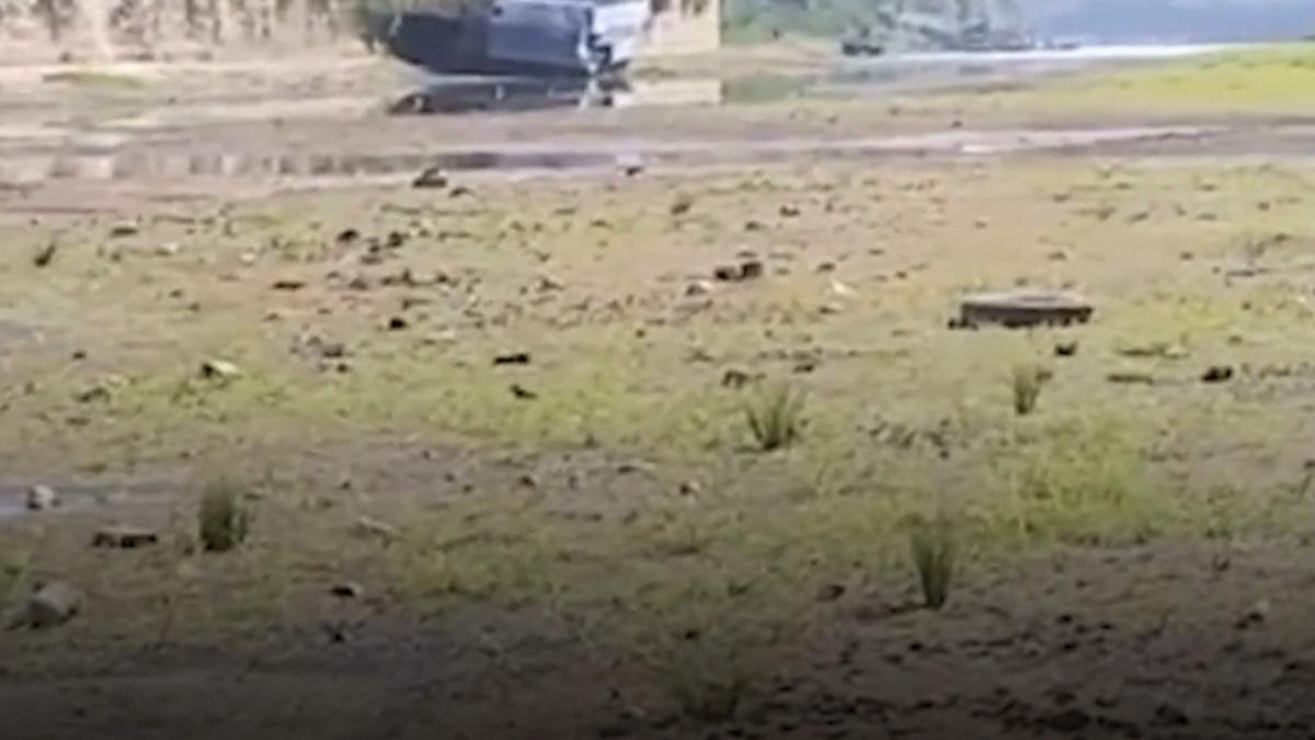 imagini dramatice dupa retragerea dunarii la giurgiu au aparut plaje canalul sfantu gheorghe a secat iar barjele au fost abandonate