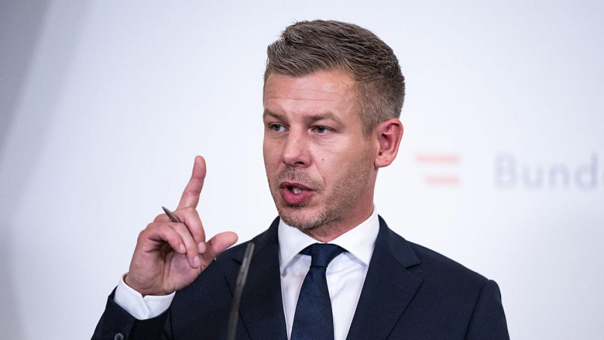 peter magyar s a intors in epoca ceausescu premierul ungariei criticat dur dupa ce a anuntat limitarea consumului de energie