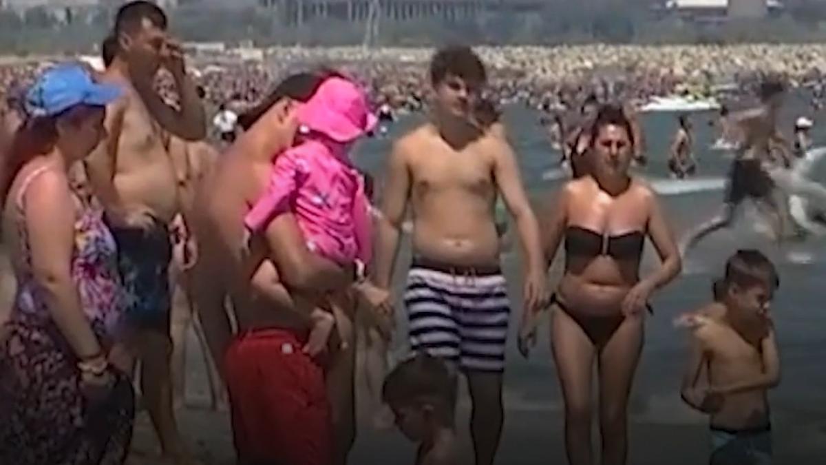 turistii au umplut plajele de pe litoral in cautare de racoare si distractie