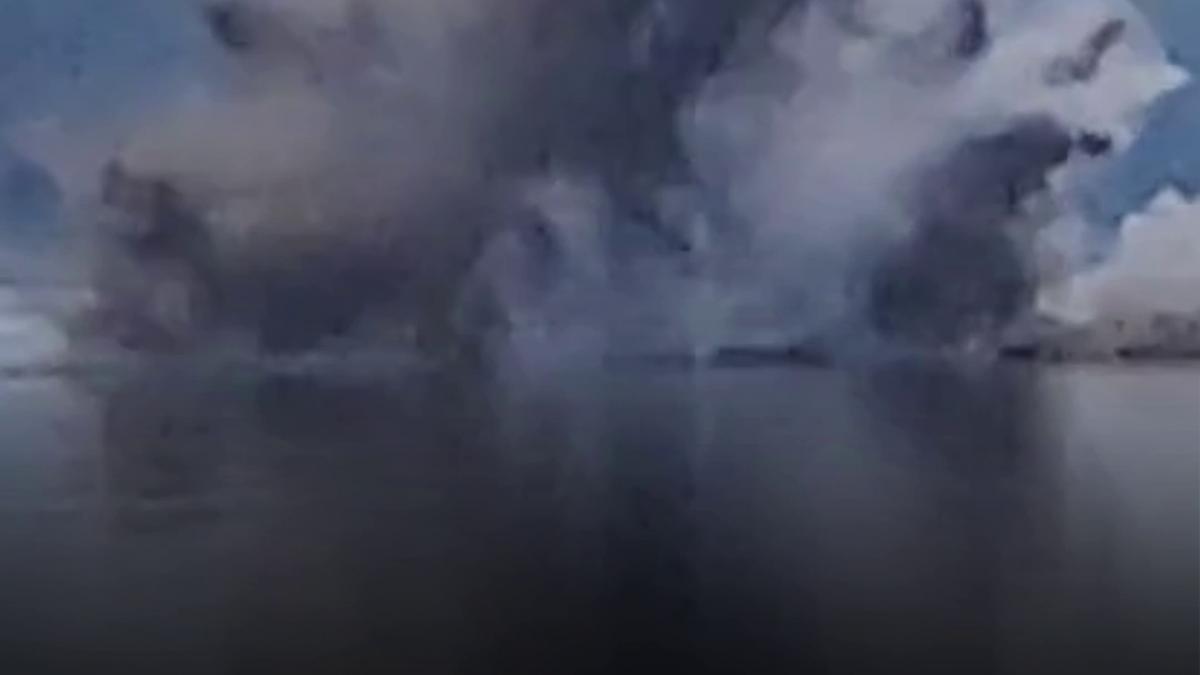 armata a reluat detonarile controlate ale stancii parjoaia prima explozie a avut loc in zona au fost aduse doua barje