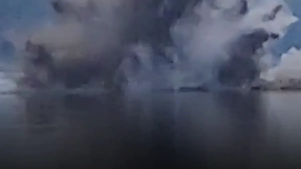 armata a reluat detonarile controlate ale stancii parjoaia prima explozie a avut loc in zona au fost aduse doua barje